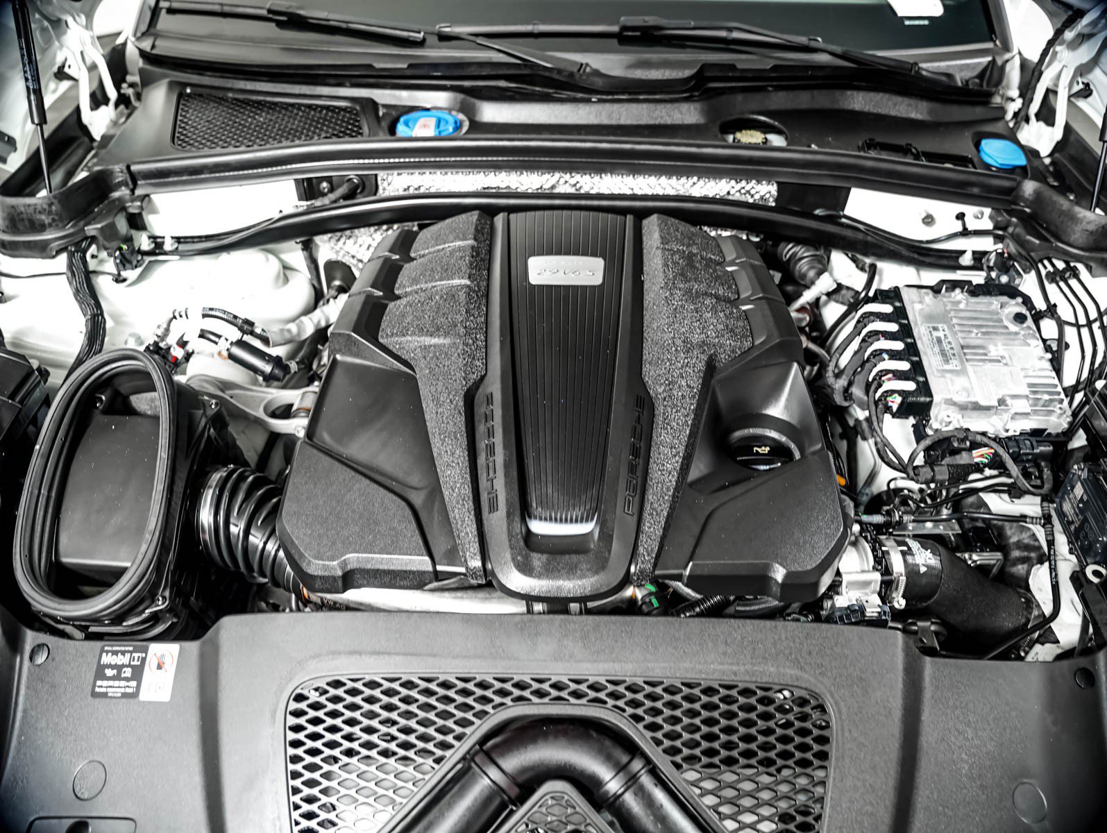 Certified 2025 Porsche Macan S AWD/4WD image 12
