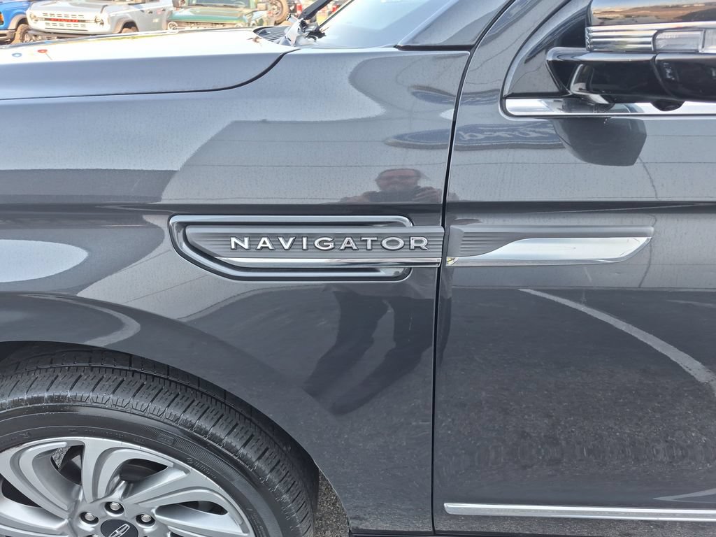 Used 2023 Lincoln Navigator Reserve AWD/4WD image 6