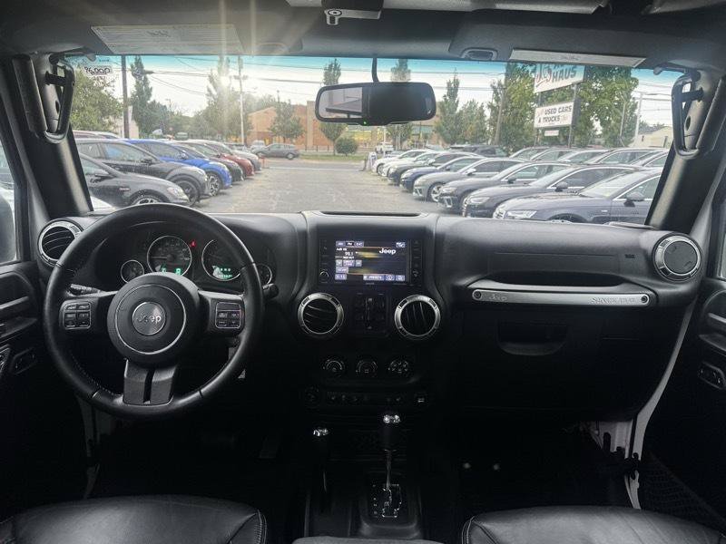 Used 2018 Jeep Wrangler Unlimited Rubicon w/ Connectivity Group AWD/4WD image 11