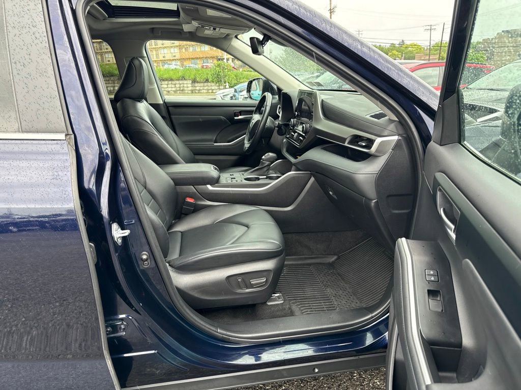 Used 2023 Toyota Highlander XLE FWD image 7