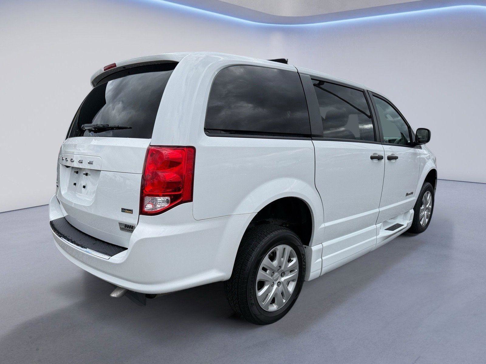 Used 2019 Dodge Grand Caravan SE image 3