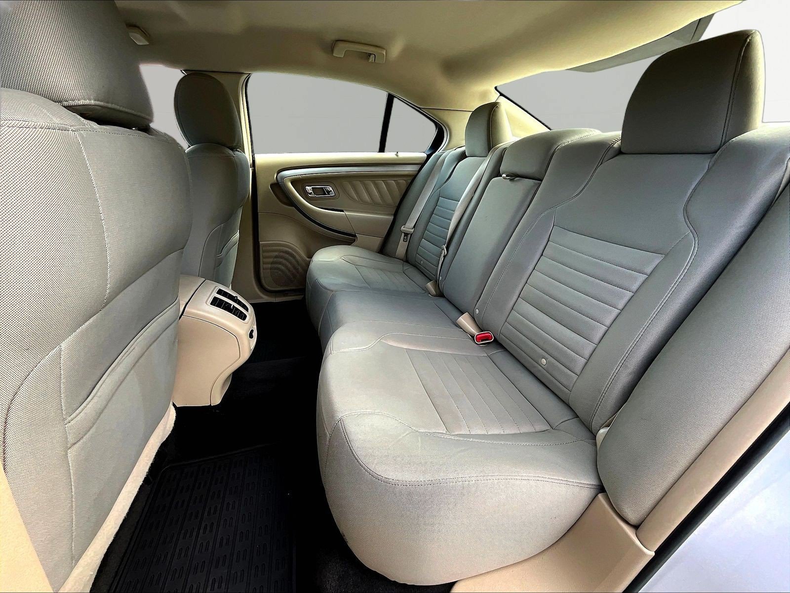 Used 2016 Ford Taurus SE FWD image 22