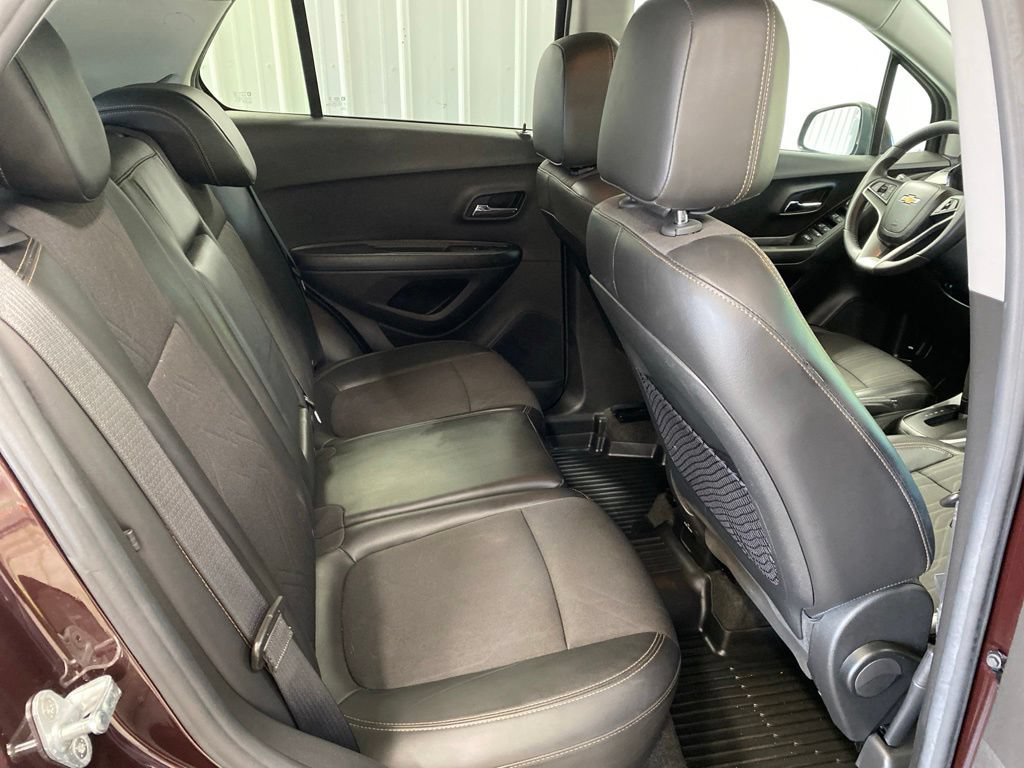 Used 2021 Chevrolet Trax LT w/ LT Convenience Package AWD/4WD image 16