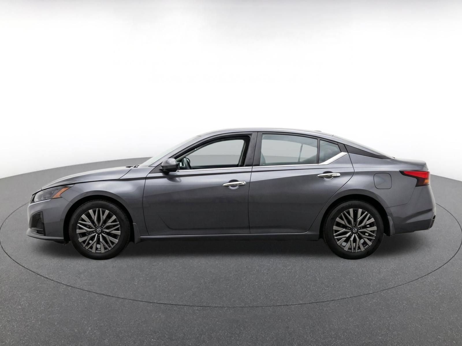 Used 2025 Nissan Altima 2.5 SV FWD image 4