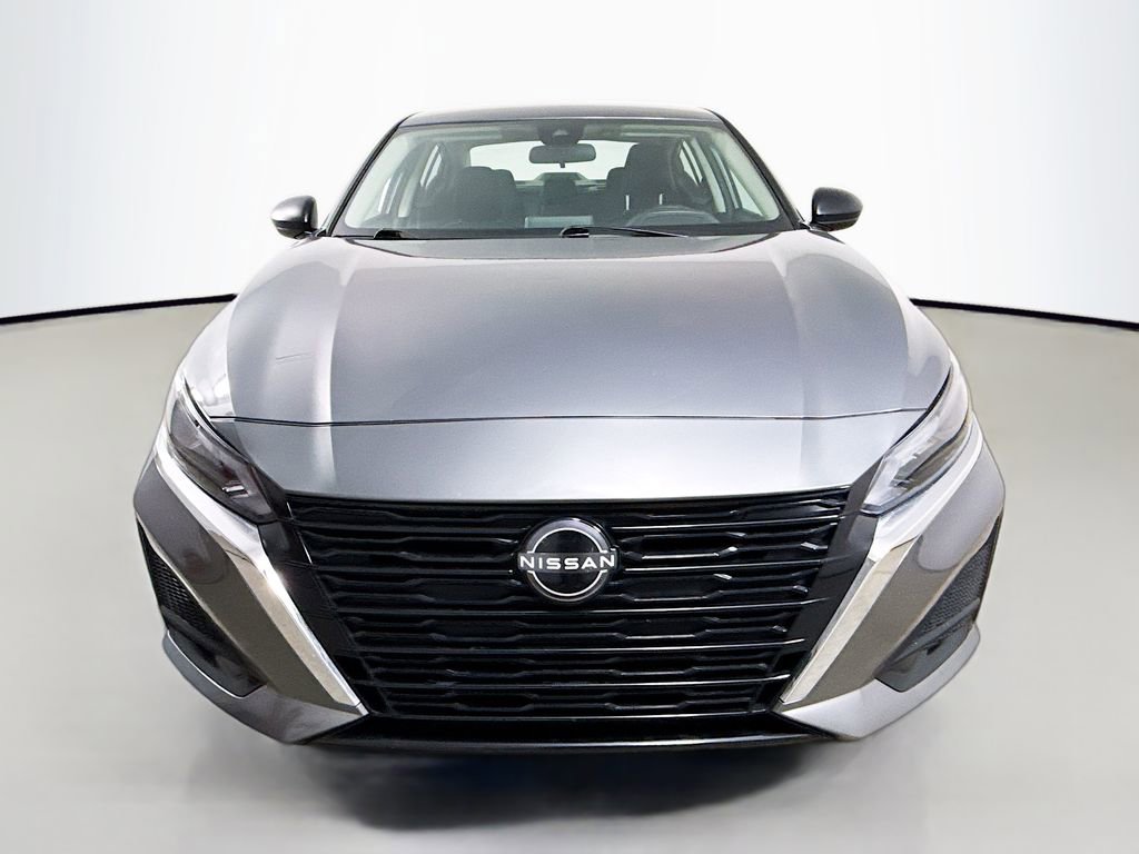 Used 2025 Nissan Altima 2.5 SV FWD image 2