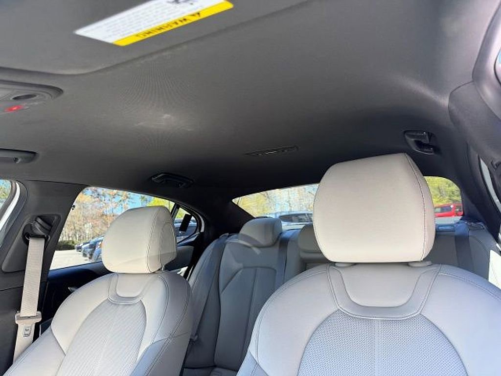 Used 2025 Genesis G70 2.5T image 7