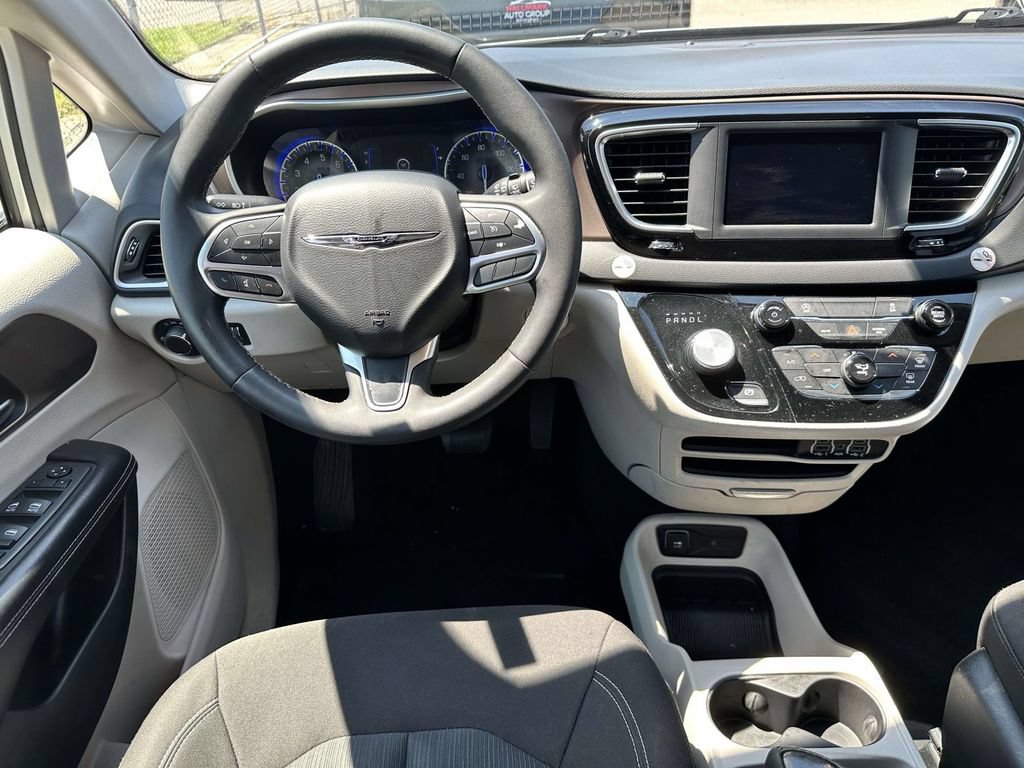 Used 2022 Chrysler Voyager LX FWD image 4