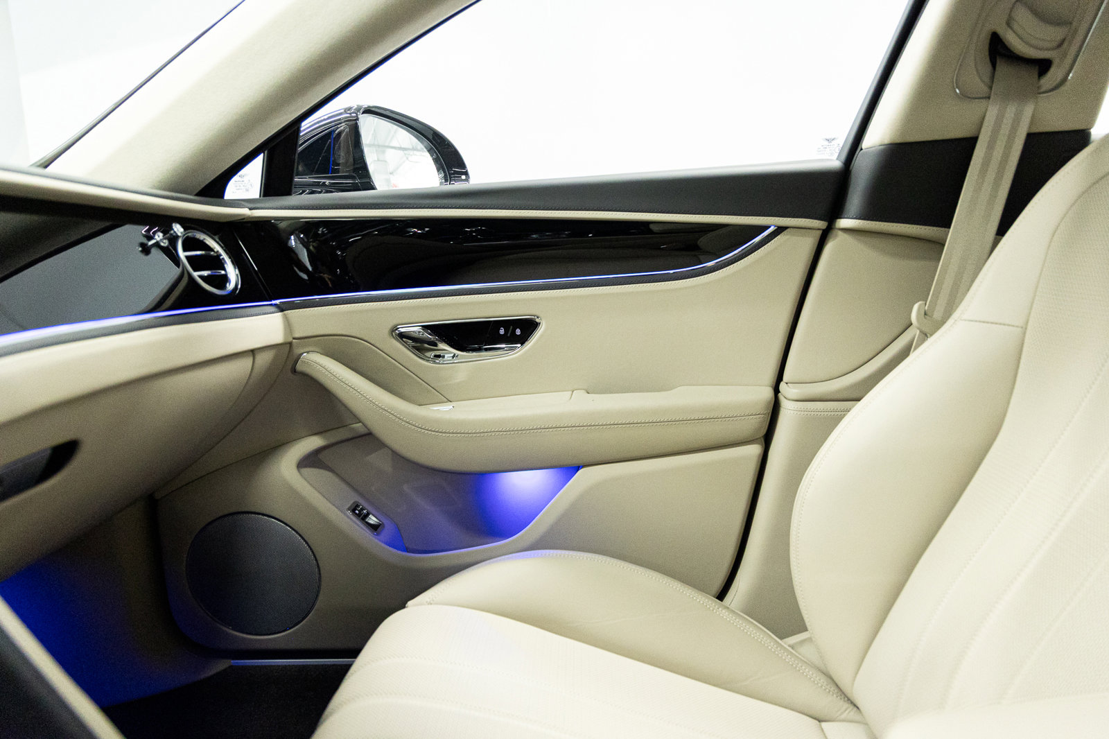 Used 2023 Bentley Flying Spur V8 image 31