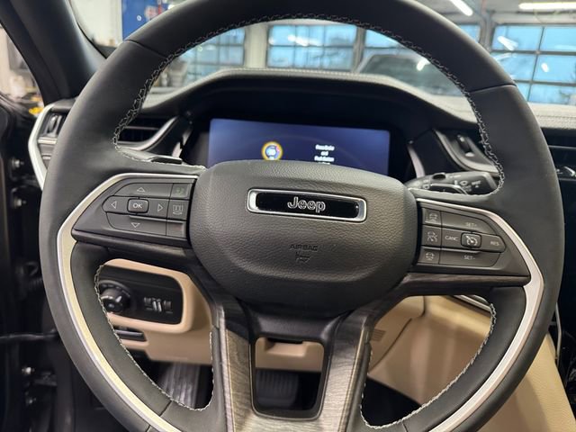 Used 2024 Jeep Grand Cherokee Limited w/ Luxury Tech Group II image 16