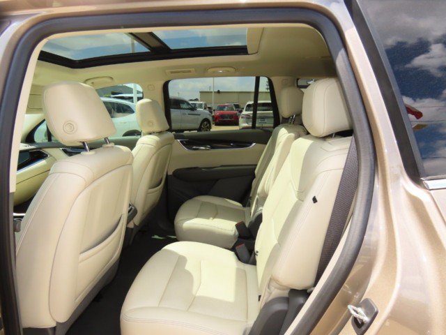 Used 2022 Cadillac XT6 Premium Luxury w/ Technology Package FWD image 18