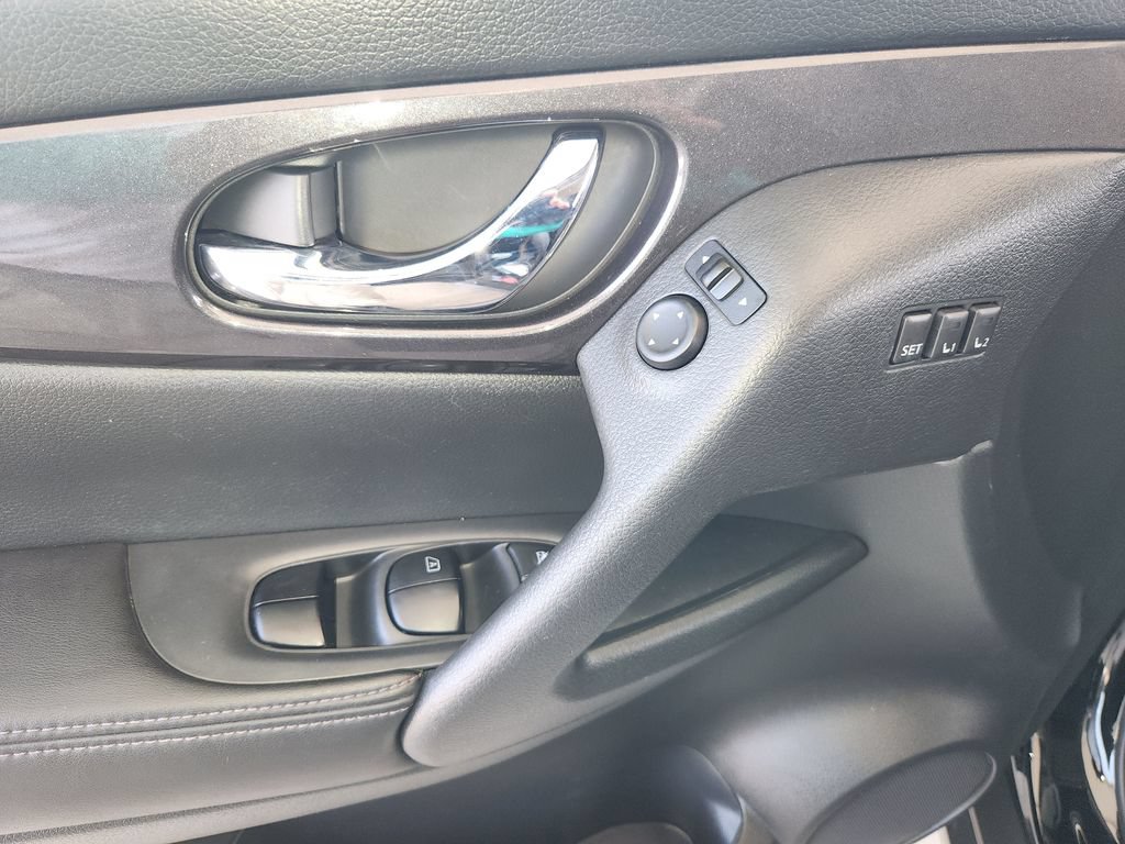 Certified 2018 Nissan Rogue SV w/ Premium Package FWD image 31