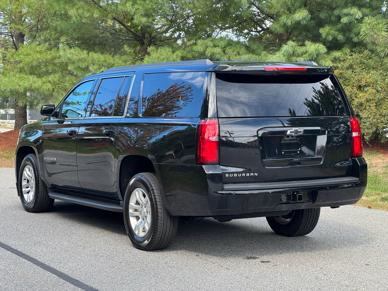 Used 2017 Chevrolet Suburban LT image 4