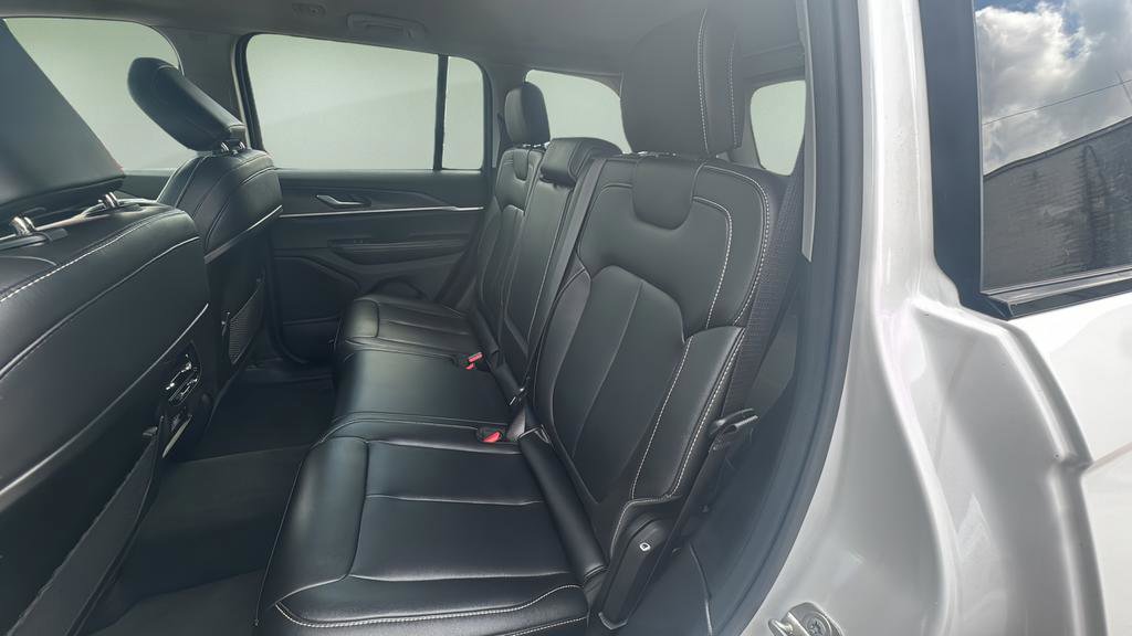 Used 2023 Jeep Grand Cherokee Limited image 10