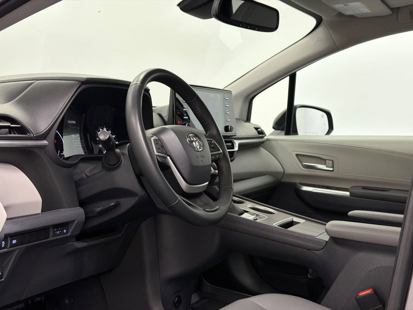 Used 2023 Toyota Sienna XLE FWD image 15