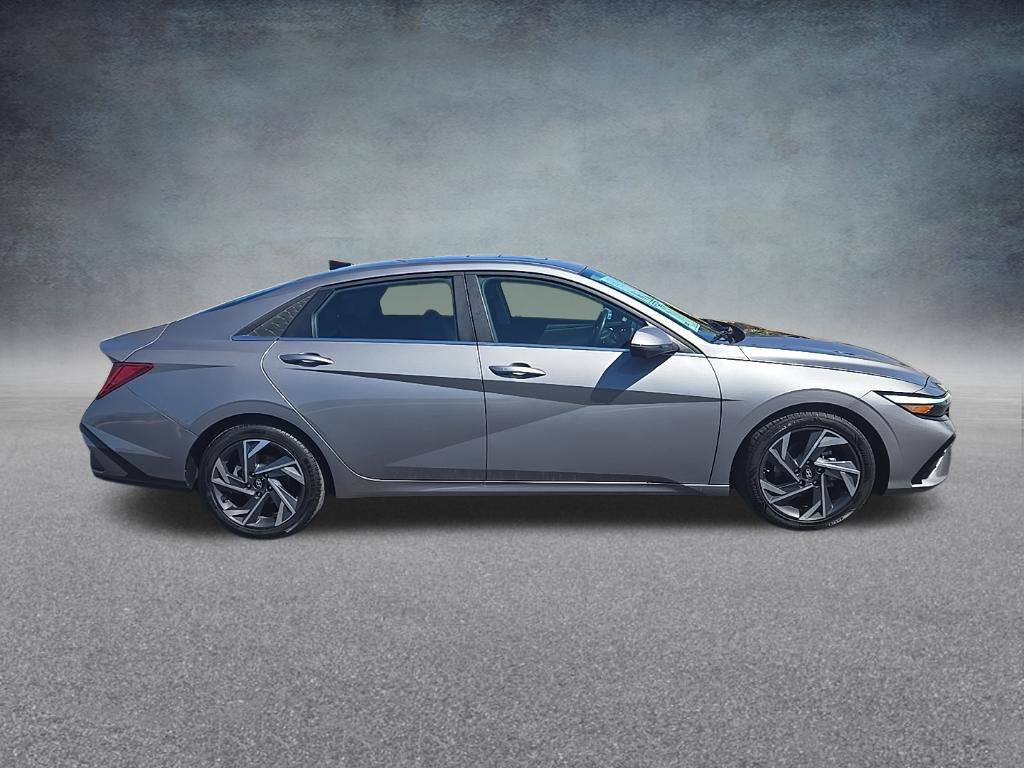 Used 2024 Hyundai Elantra Limited FWD image 2