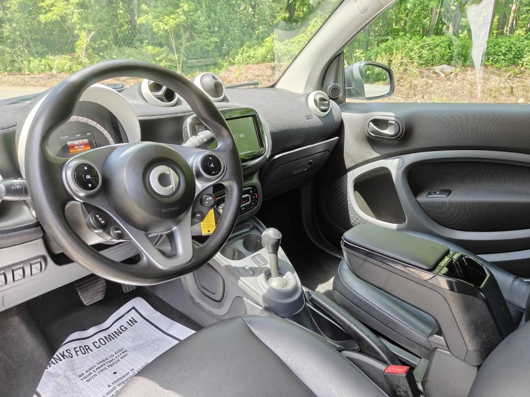 Used 2016 smart fortwo passion RWD image 13