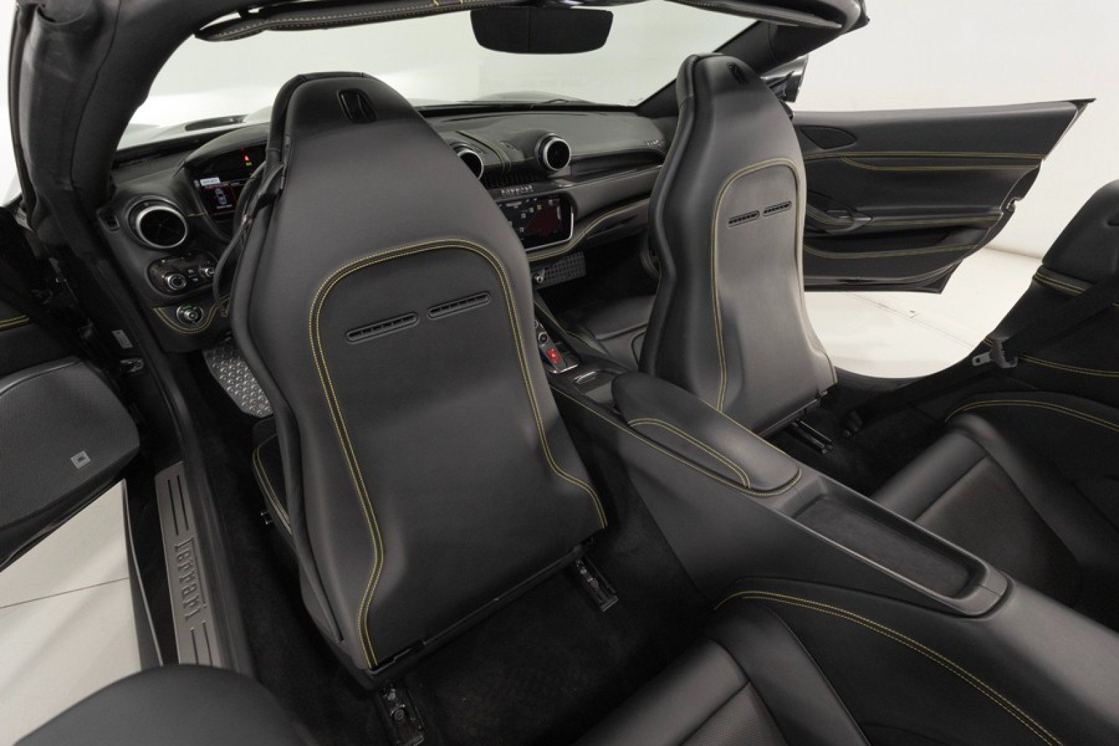 Used 2020 Ferrari Portofino RWD image 45