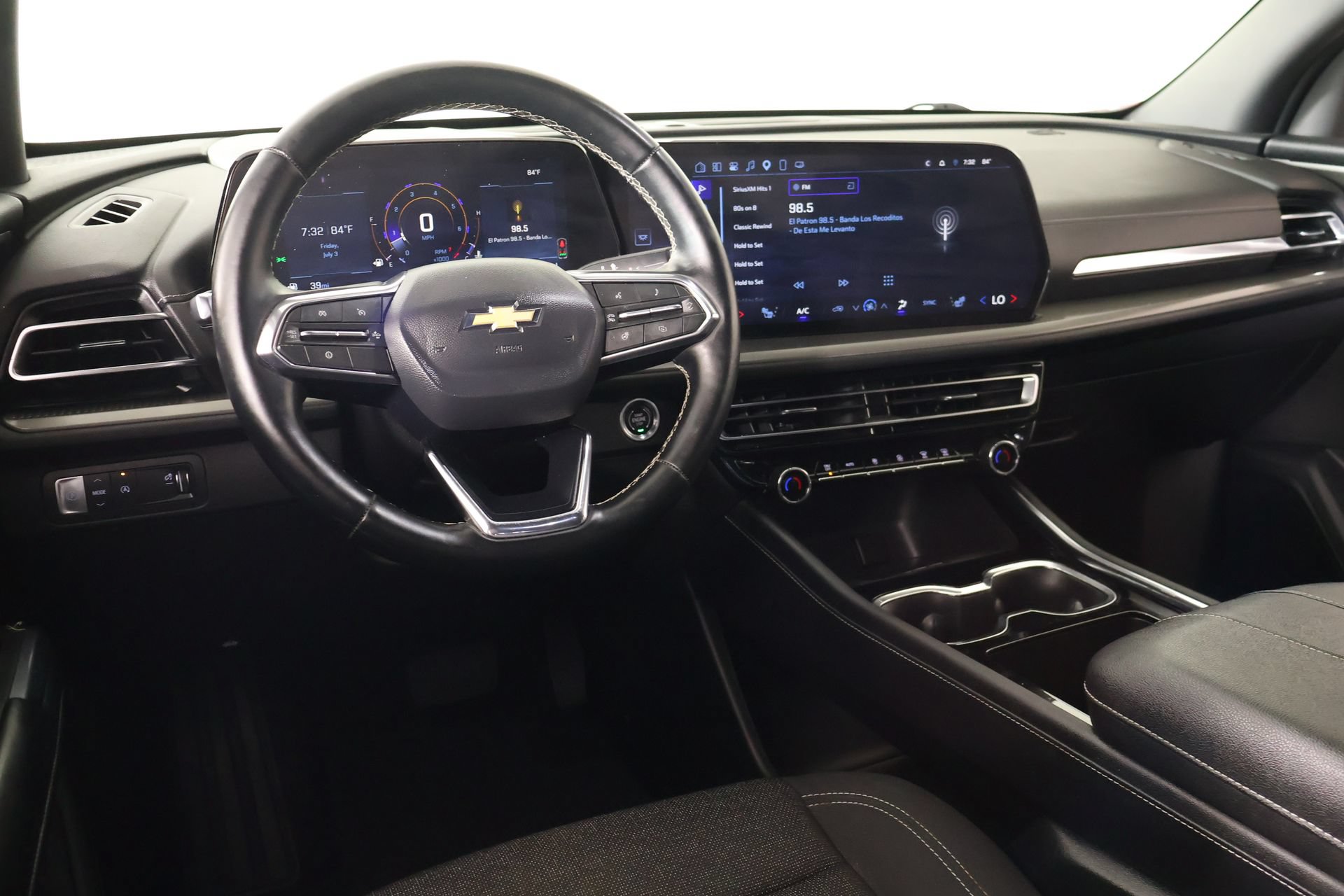 Used 2025 Chevrolet Traverse LT FWD image 2