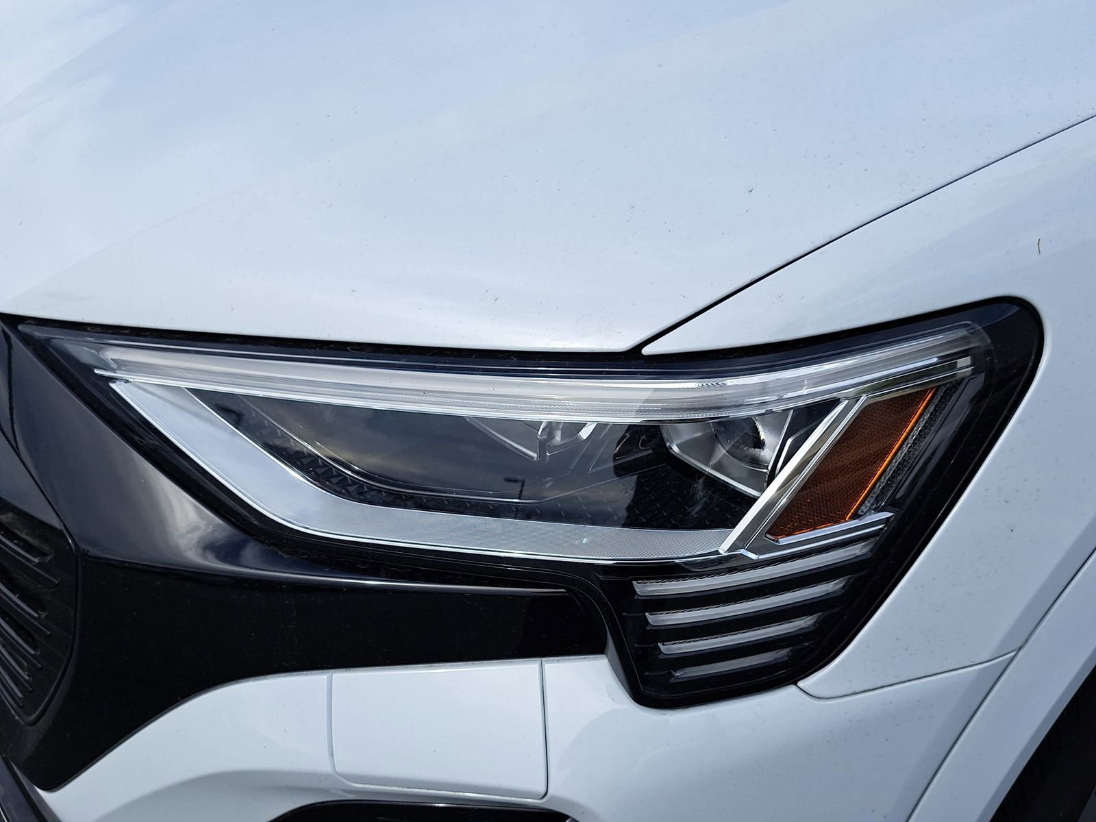 Used 2024 Audi Q8 e-tron Premium Plus image 8