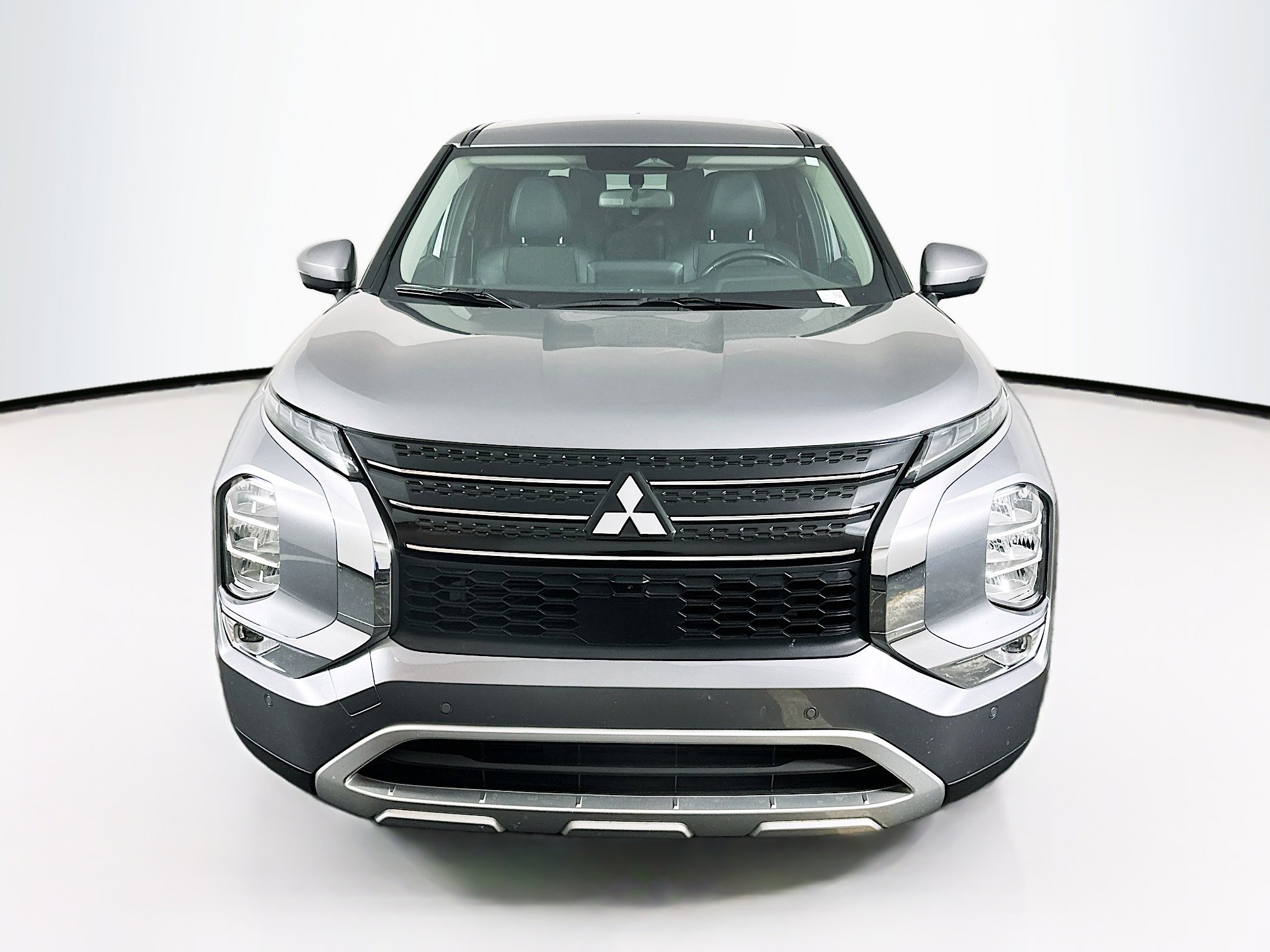 Used 2024 Mitsubishi Outlander SE image 2