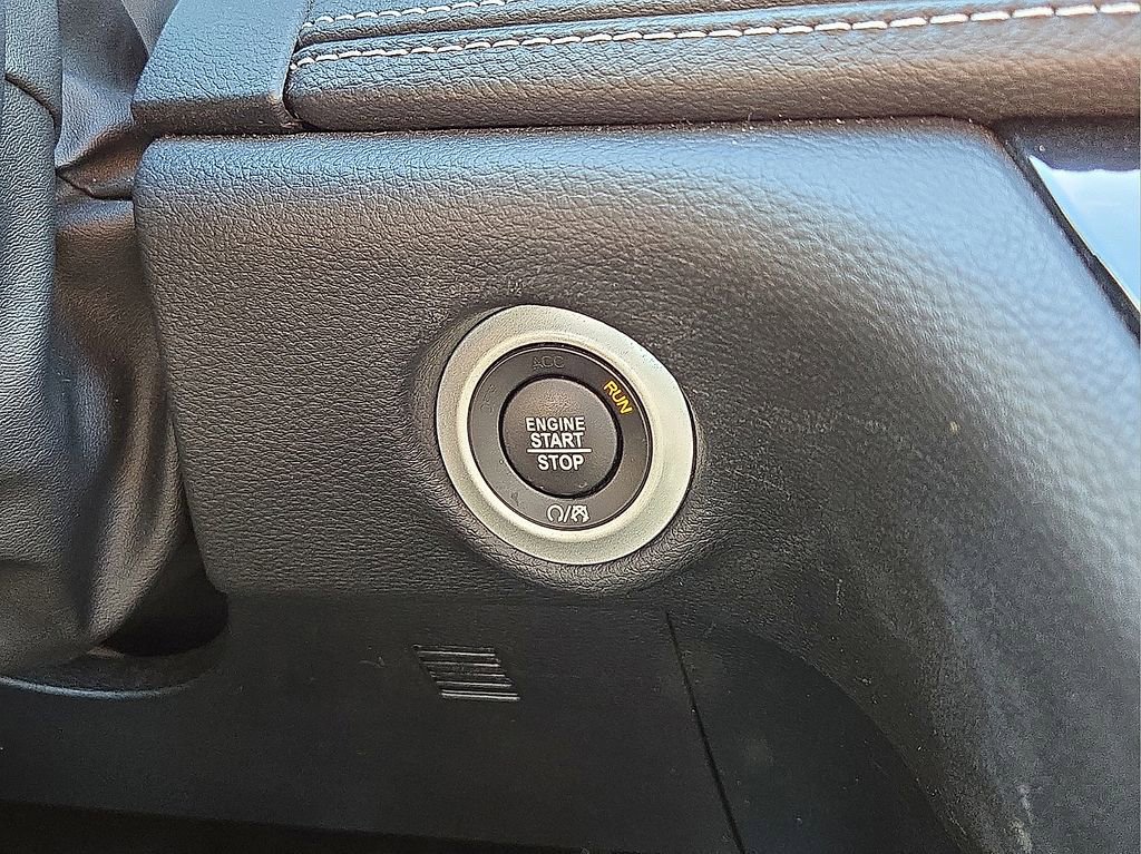 Used 2025 Chrysler Pacifica Limited image 32