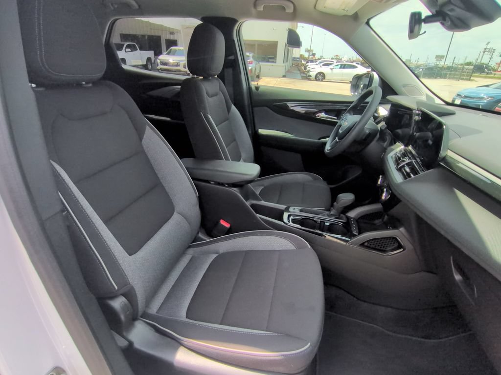 Used 2025 Chevrolet TrailBlazer LT AWD/4WD image 30