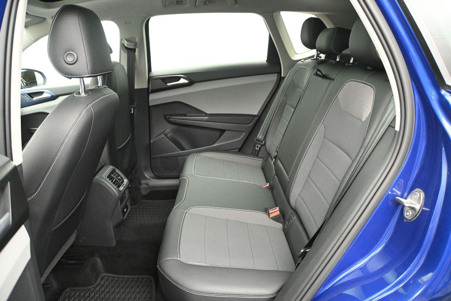 Used 2022 Volkswagen Taos SE w/ Panoramic Sunroof Package AWD/4WD image 9