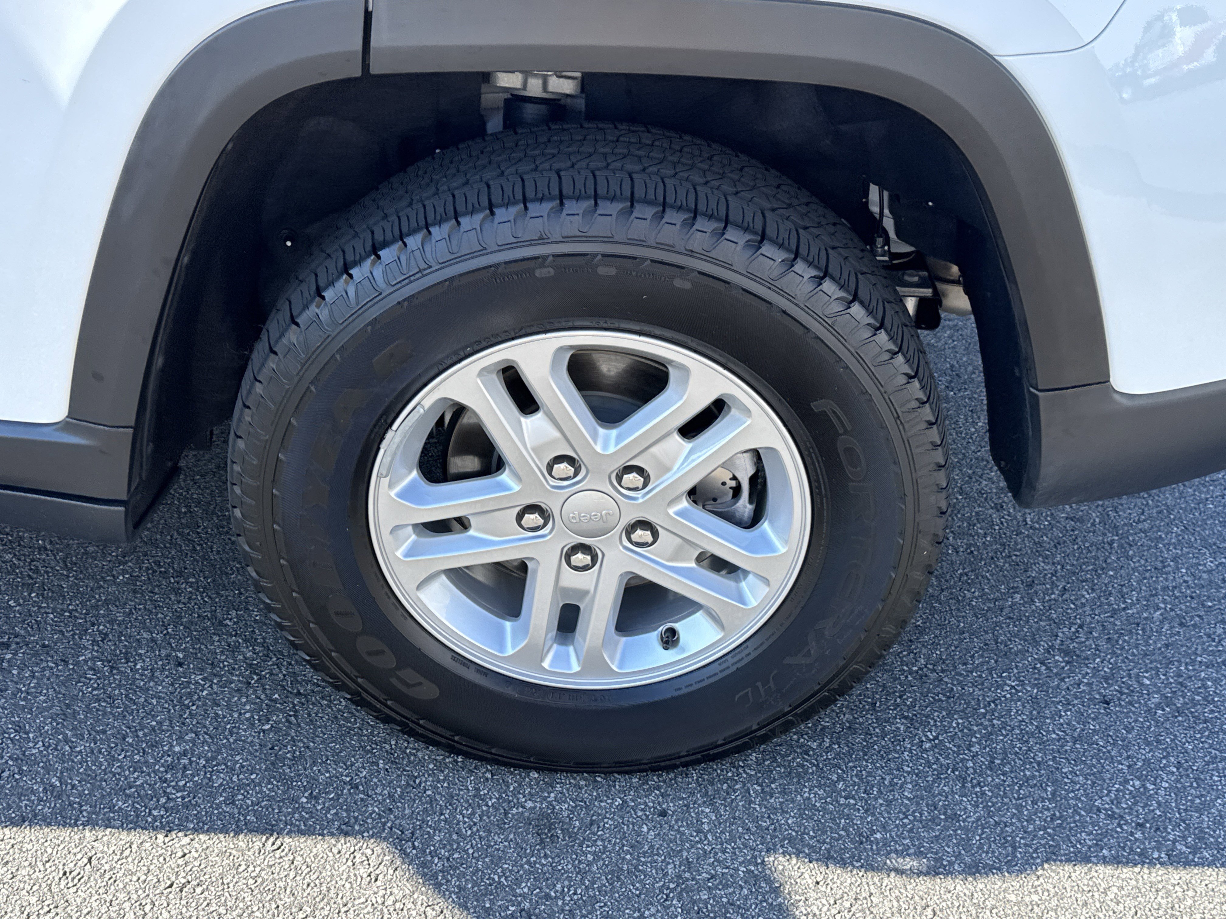 Used 2025 Jeep Grand Cherokee Laredo w/ Luxury Tech Group I image 13