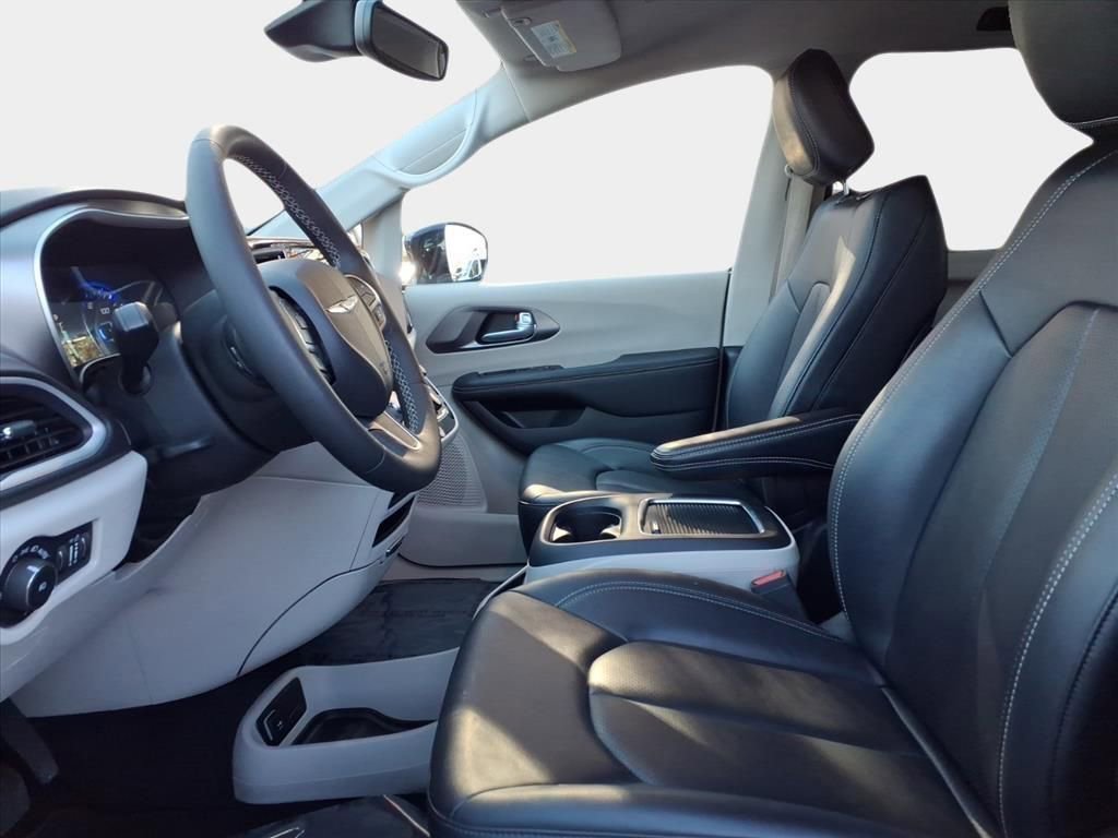 Certified 2024 Chrysler Pacifica Touring-L image 8