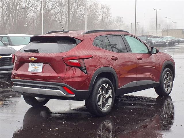 Used 2025 Chevrolet Trax LT w/ LT Convenience Package image 2