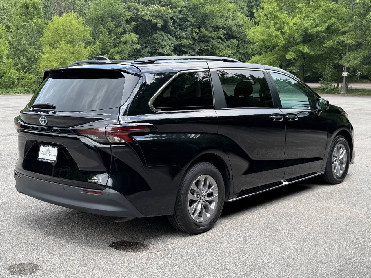 Used 2024 Toyota Sienna XLE FWD image 6