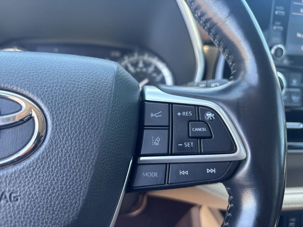 Used 2022 Toyota Highlander XLE AWD/4WD image 19