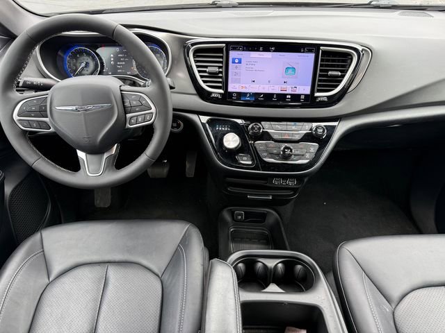 Used 2025 Chrysler Pacifica Select image 2