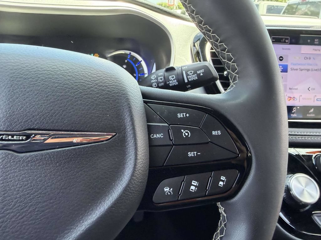 Used 2024 Chrysler Pacifica Limited FWD image 36