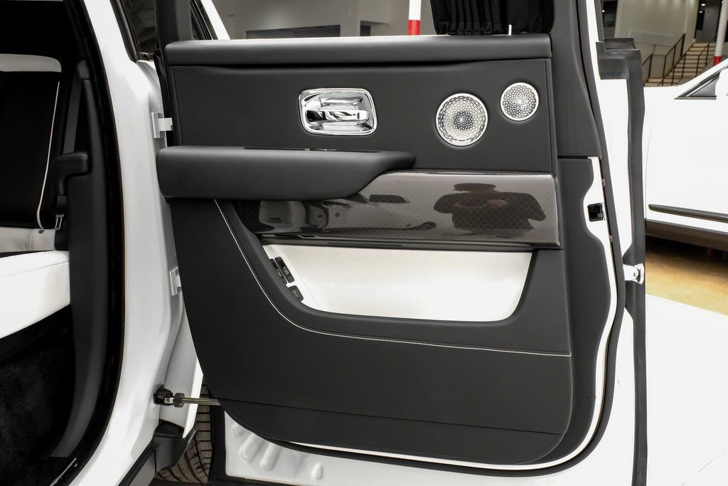 Used 2022 Rolls-Royce Cullinan Black Badge image 39