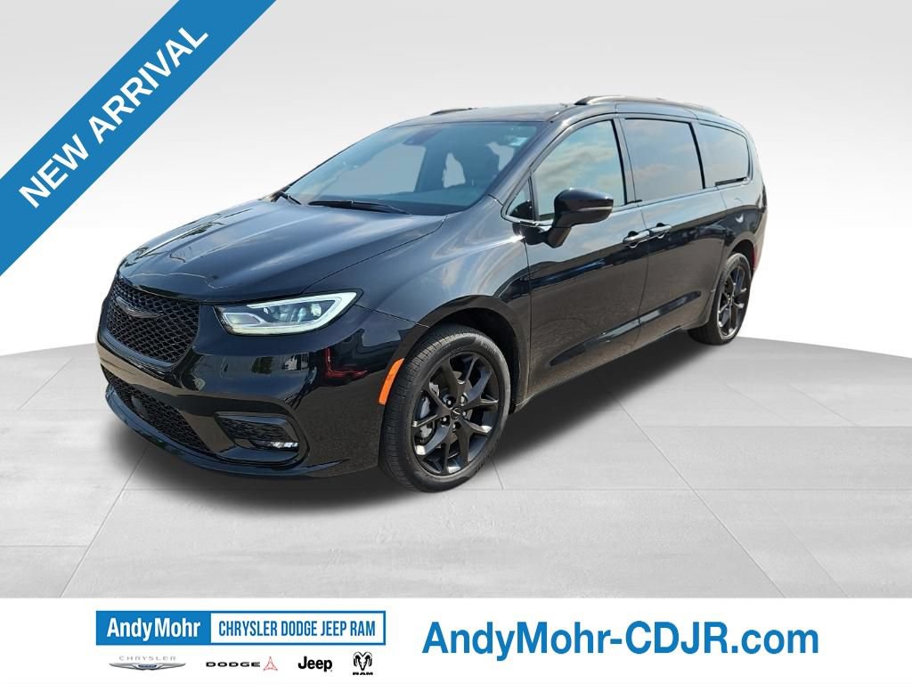 Used 2023 Chrysler Pacifica Limited w/ Uconnect Theater Family Group