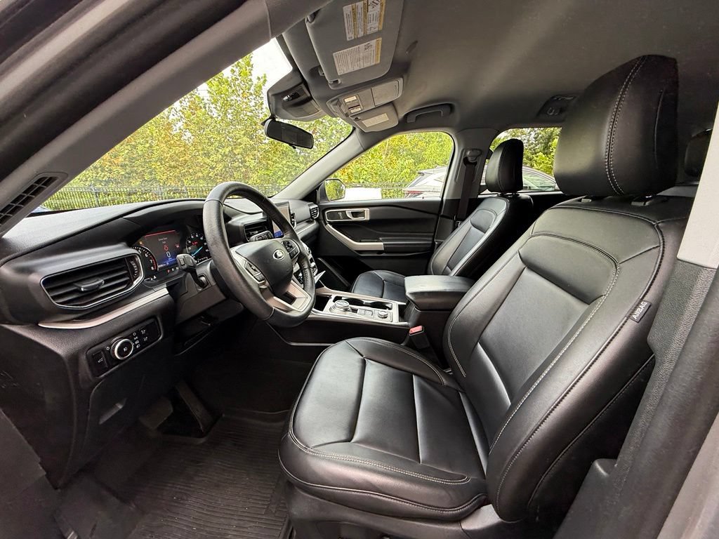 Used 2024 Ford Explorer XLT w/ Equipment Group 202A AWD/4WD image 28