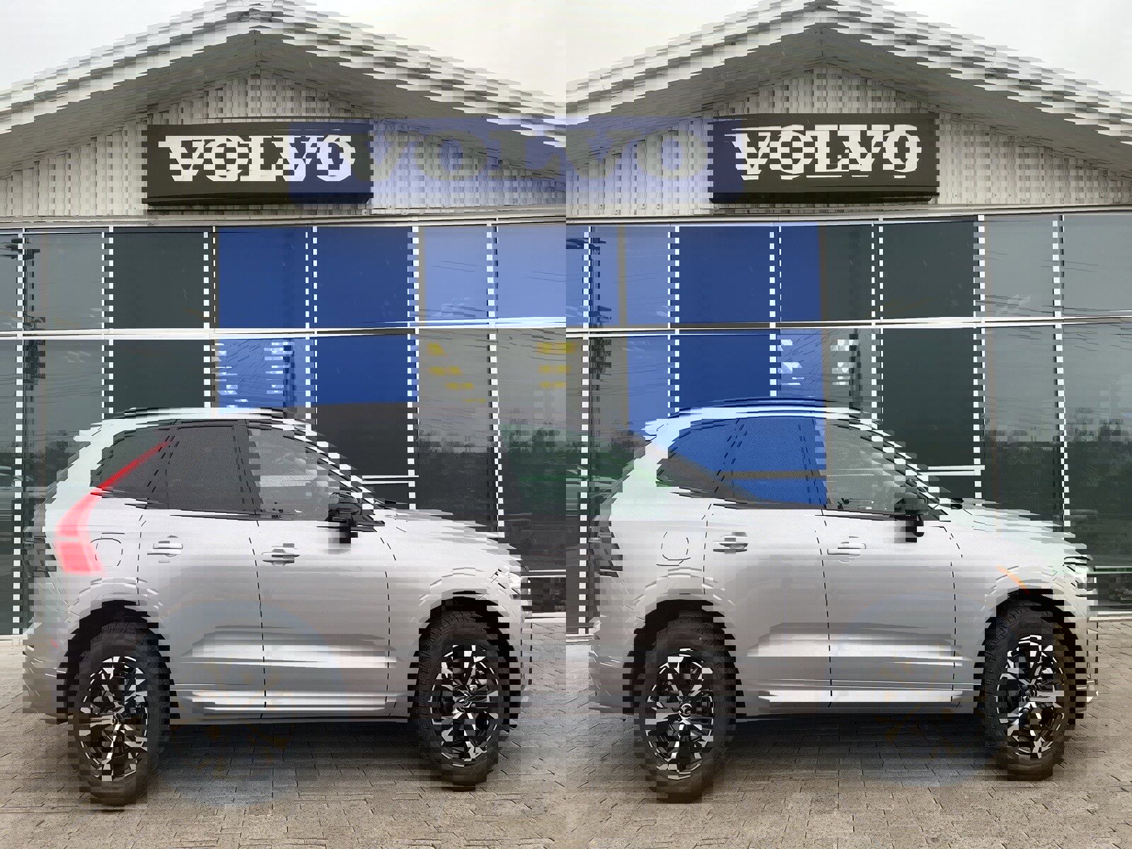 New 2026 Volvo XC60 B5 Core w/ Climate Package image 2