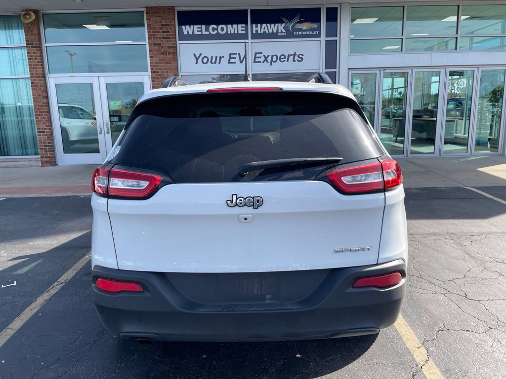 Used 2017 Jeep Cherokee Sport FWD image 4