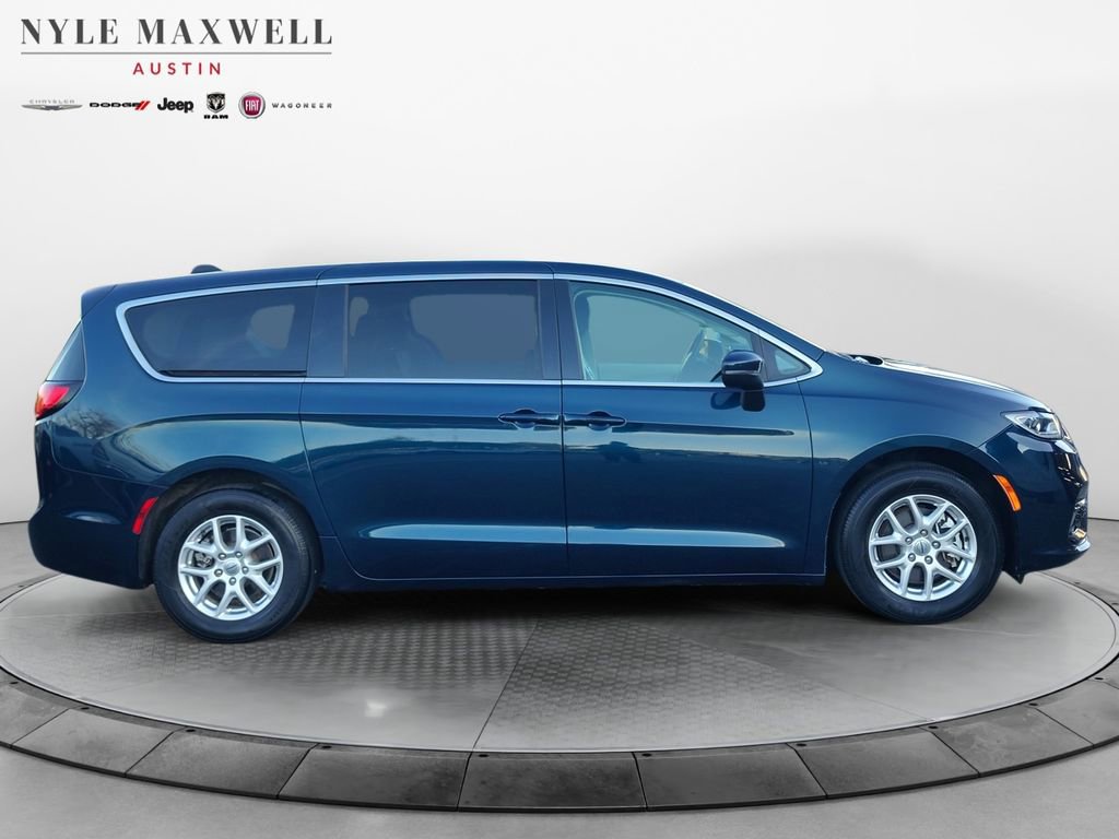 Used 2023 Chrysler Pacifica Touring-L image 16