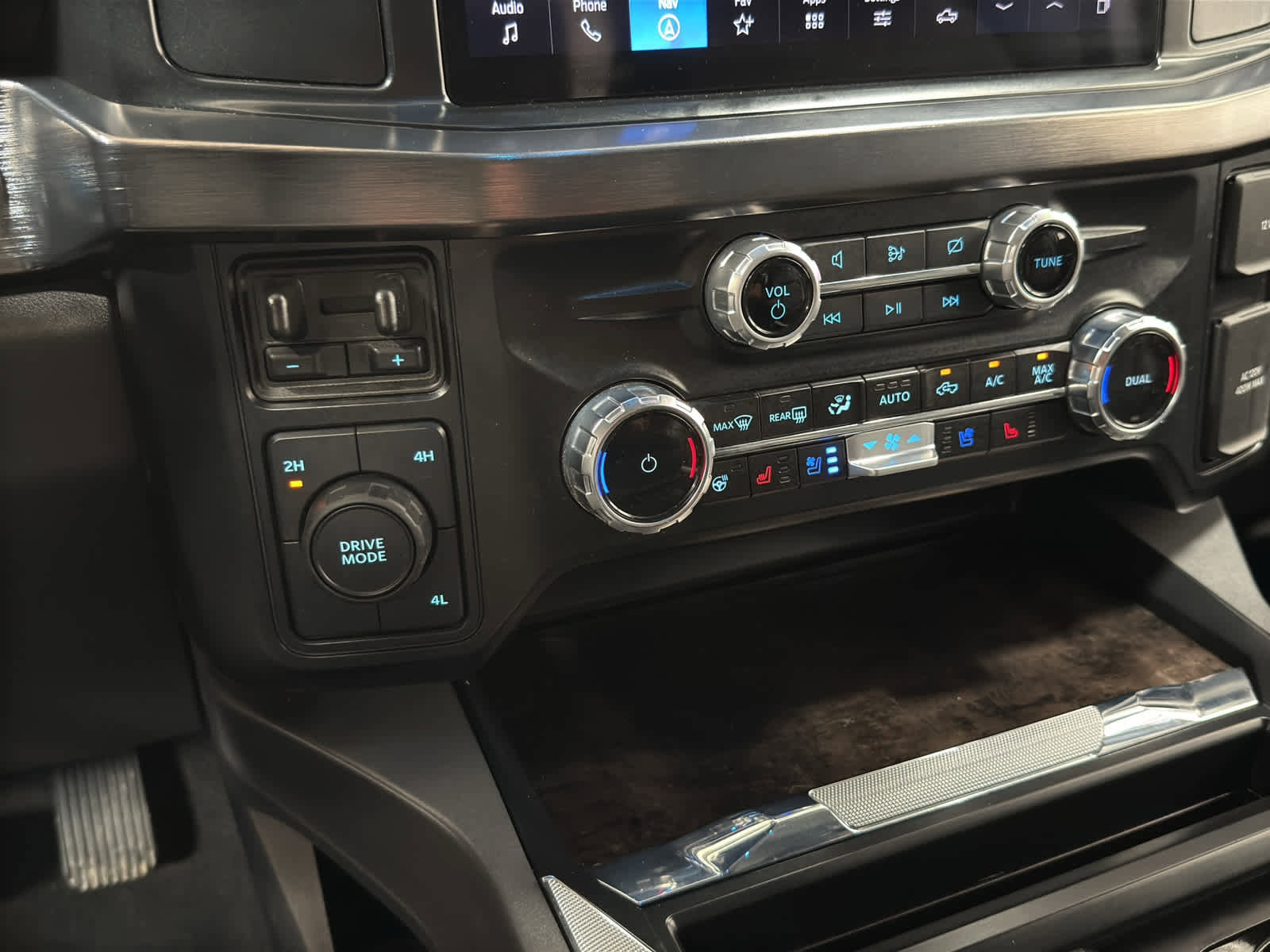 Used 2024 Ford F350 Lariat w/ FX4 Off-Road Package image 21