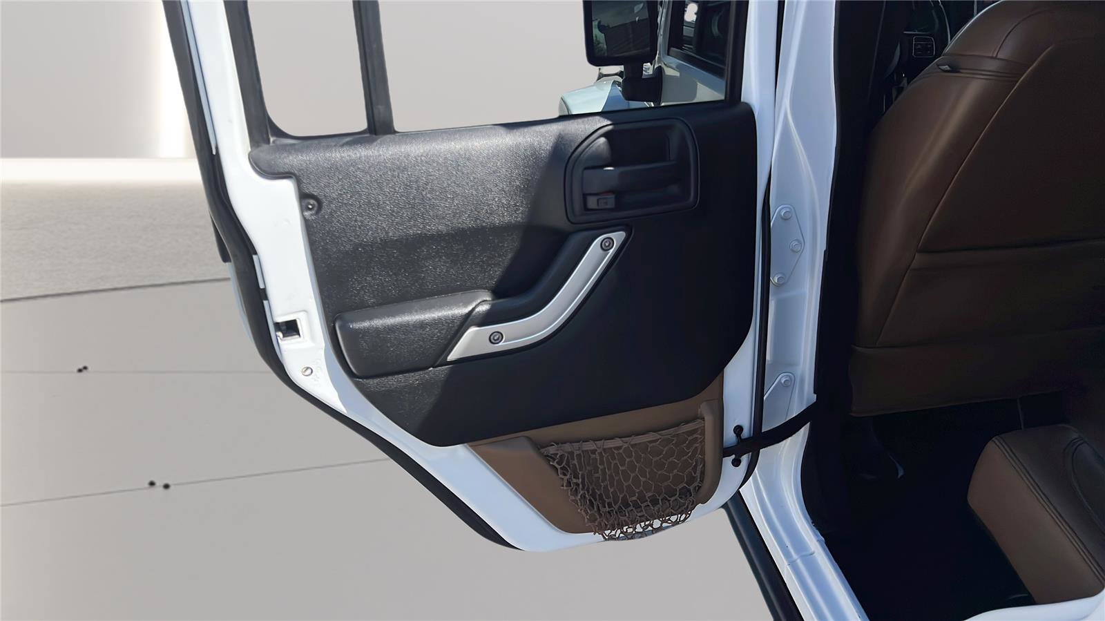 Used 2015 Jeep Wrangler Unlimited Rubicon image 18