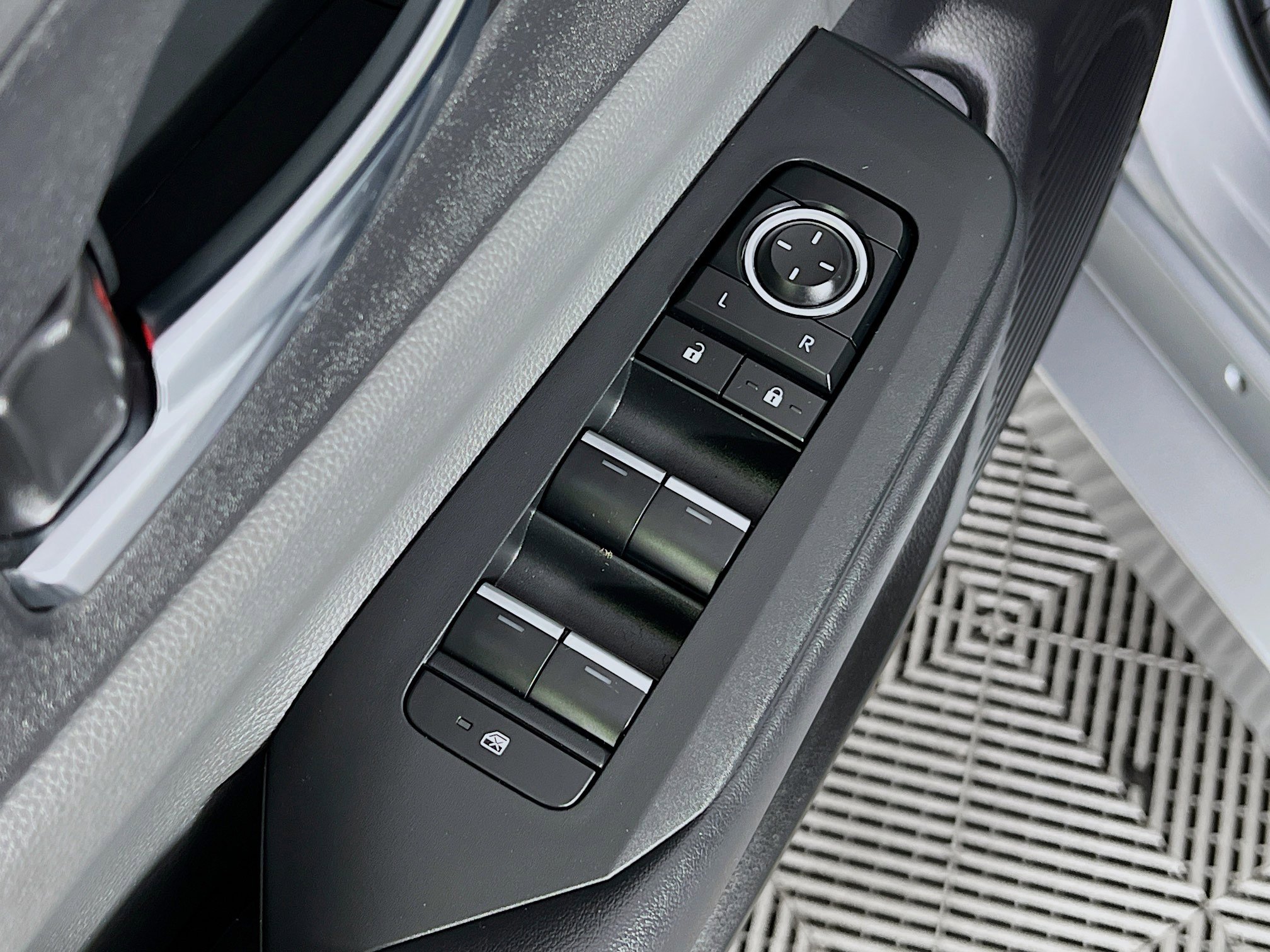 Used 2025 Toyota Prius XLE image 18