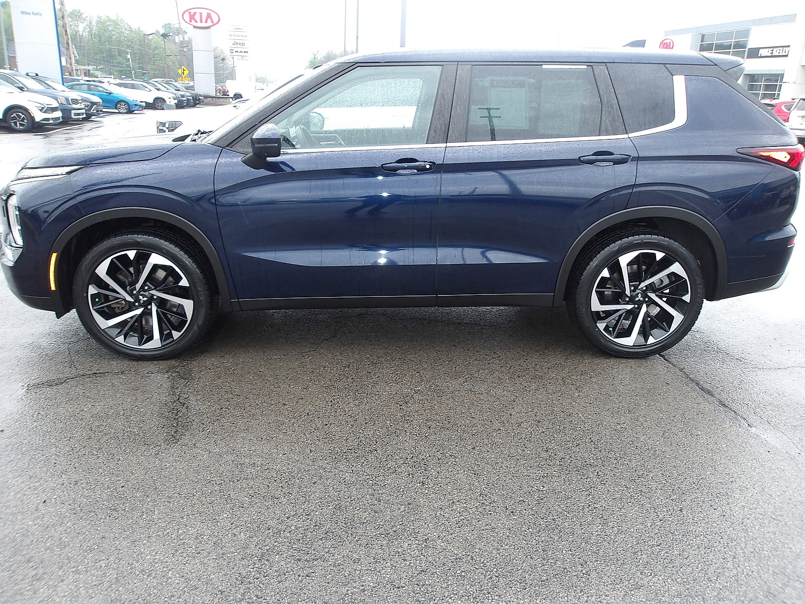Used 2023 Mitsubishi Outlander SE AWD/4WD image 4
