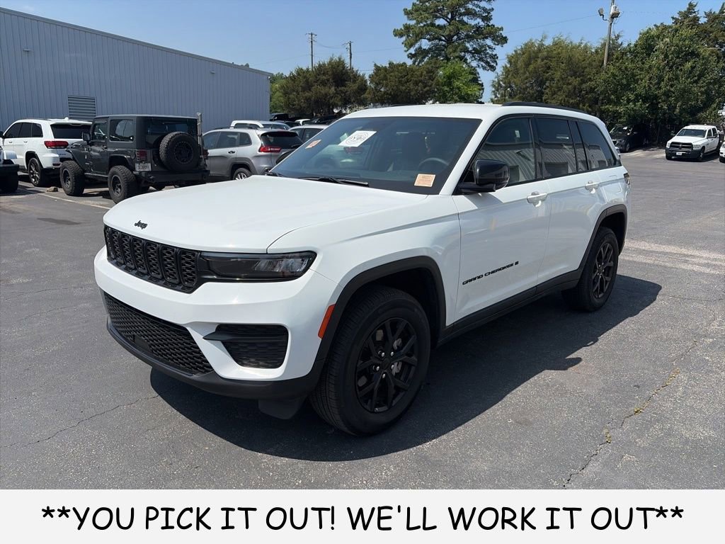 Used 2025 Jeep Grand Cherokee Altitude AWD/4WD image 3