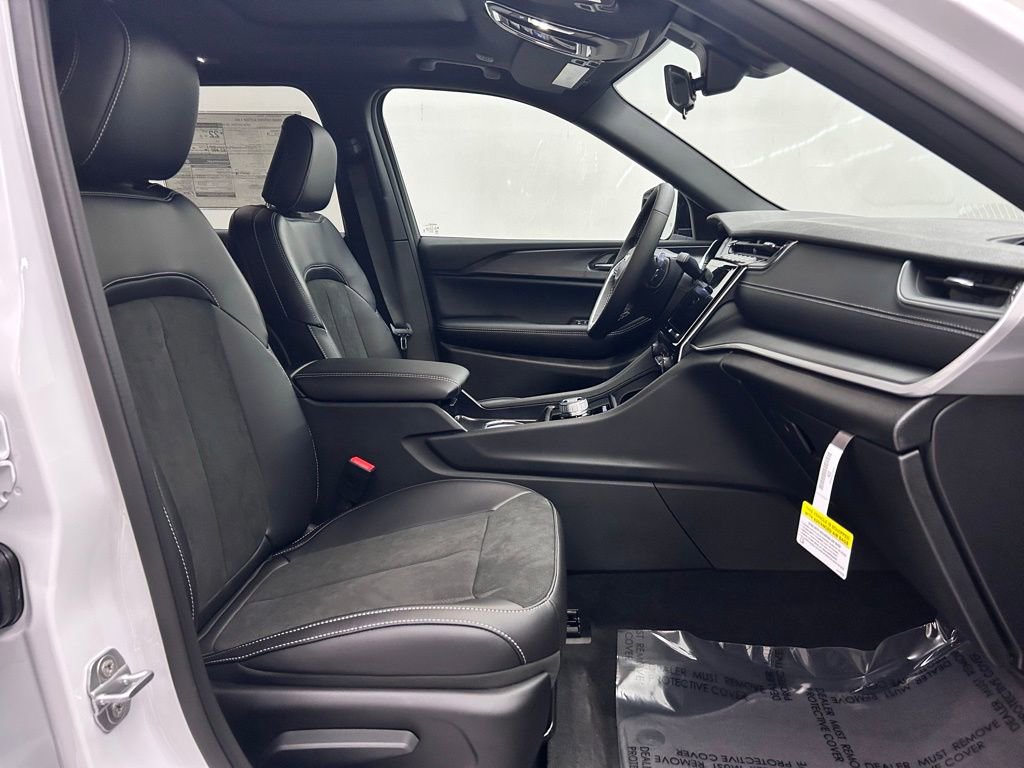 New 2025 Jeep Grand Cherokee Altitude image 17