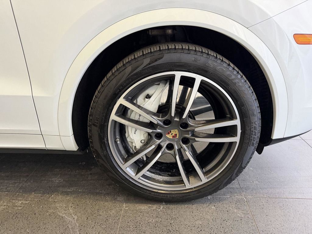 Certified 2023 Porsche Cayenne Turbo AWD/4WD image 13