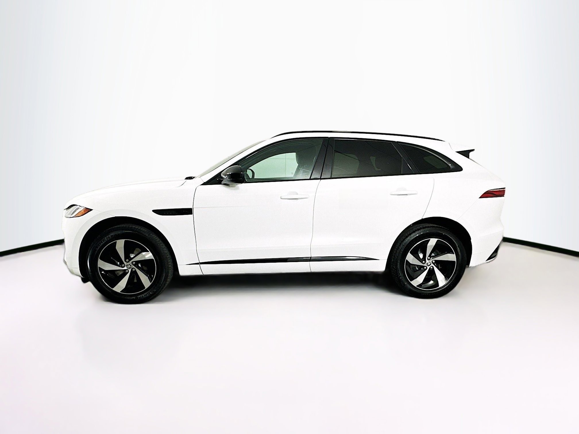 Used 2024 Jaguar F-PACE R-Dynamic S image 4