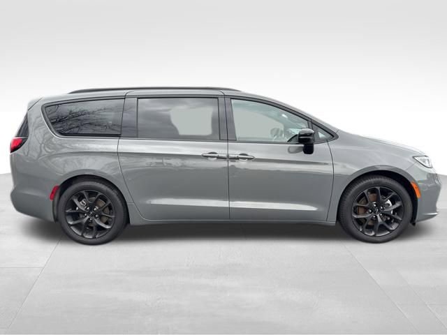 Used 2025 Chrysler Pacifica Limited image 9