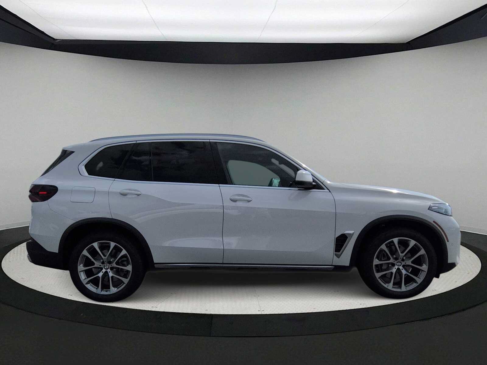 Used 2026 BMW X5 xDrive40i w/ Parking Assistance Package AWD/4WD image 9